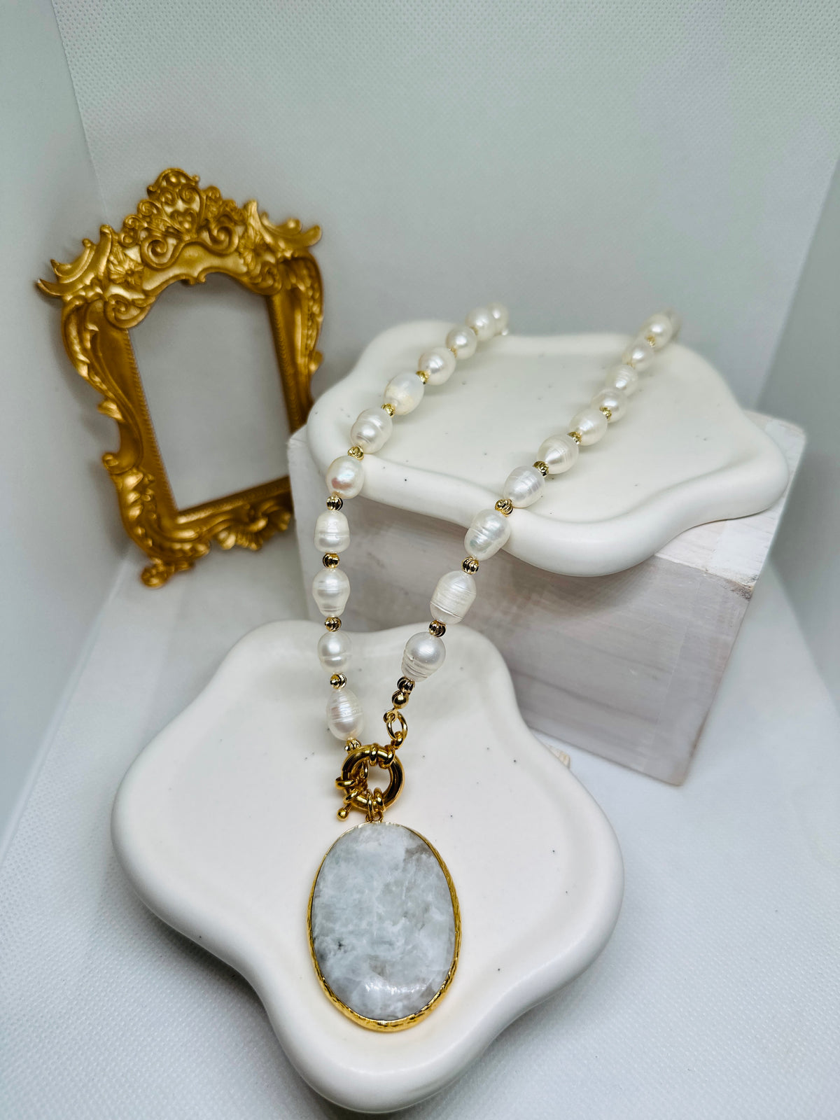 Roxana Fresh Water Pearls Necklace | White Agate