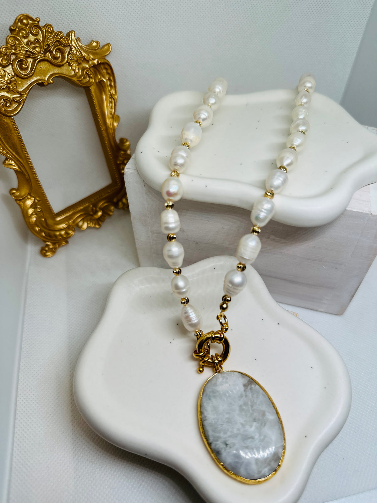 Roxana Fresh Water Pearls Necklace | White Agate