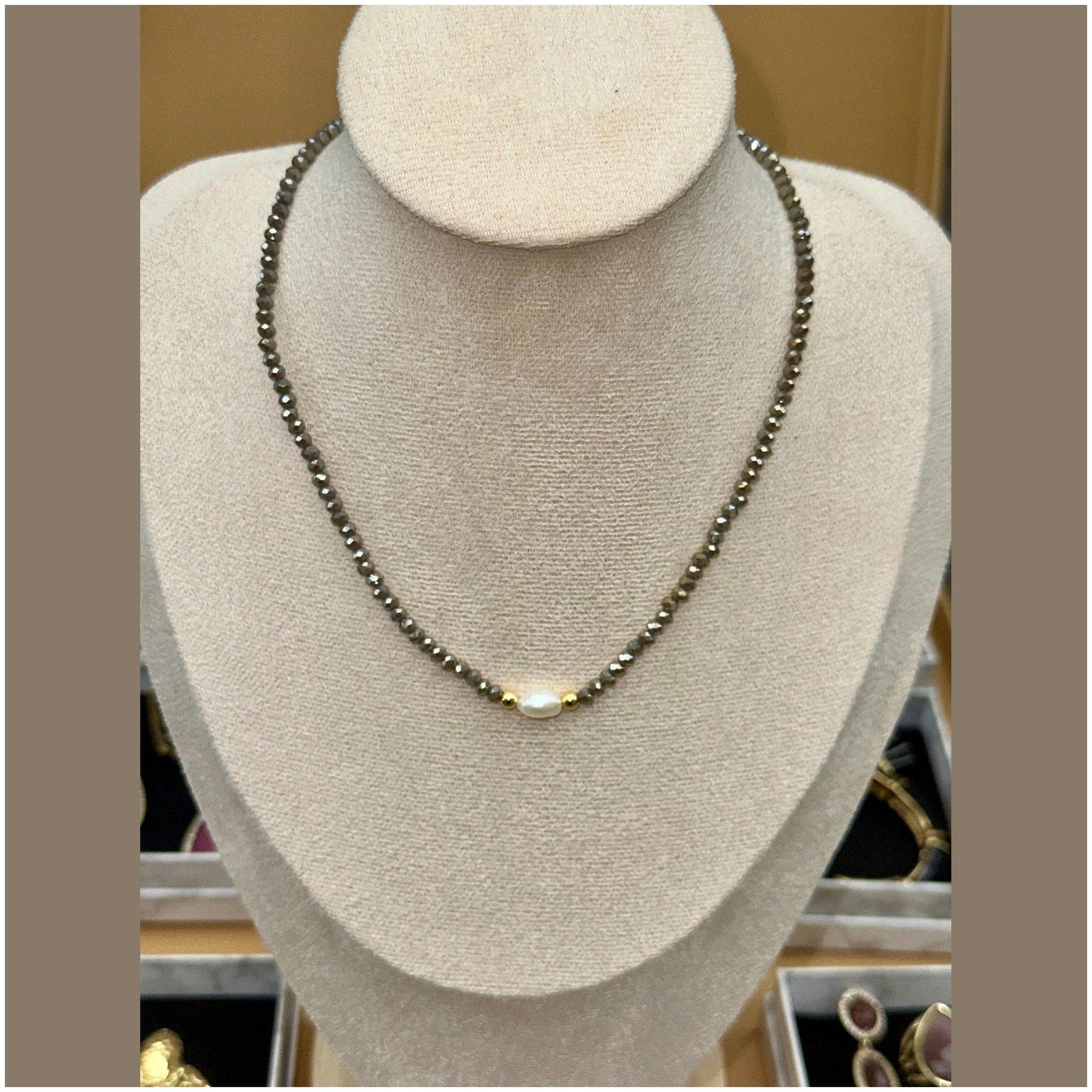 Lyv « ras du cou » Crystal necklace - Penelope Made This 