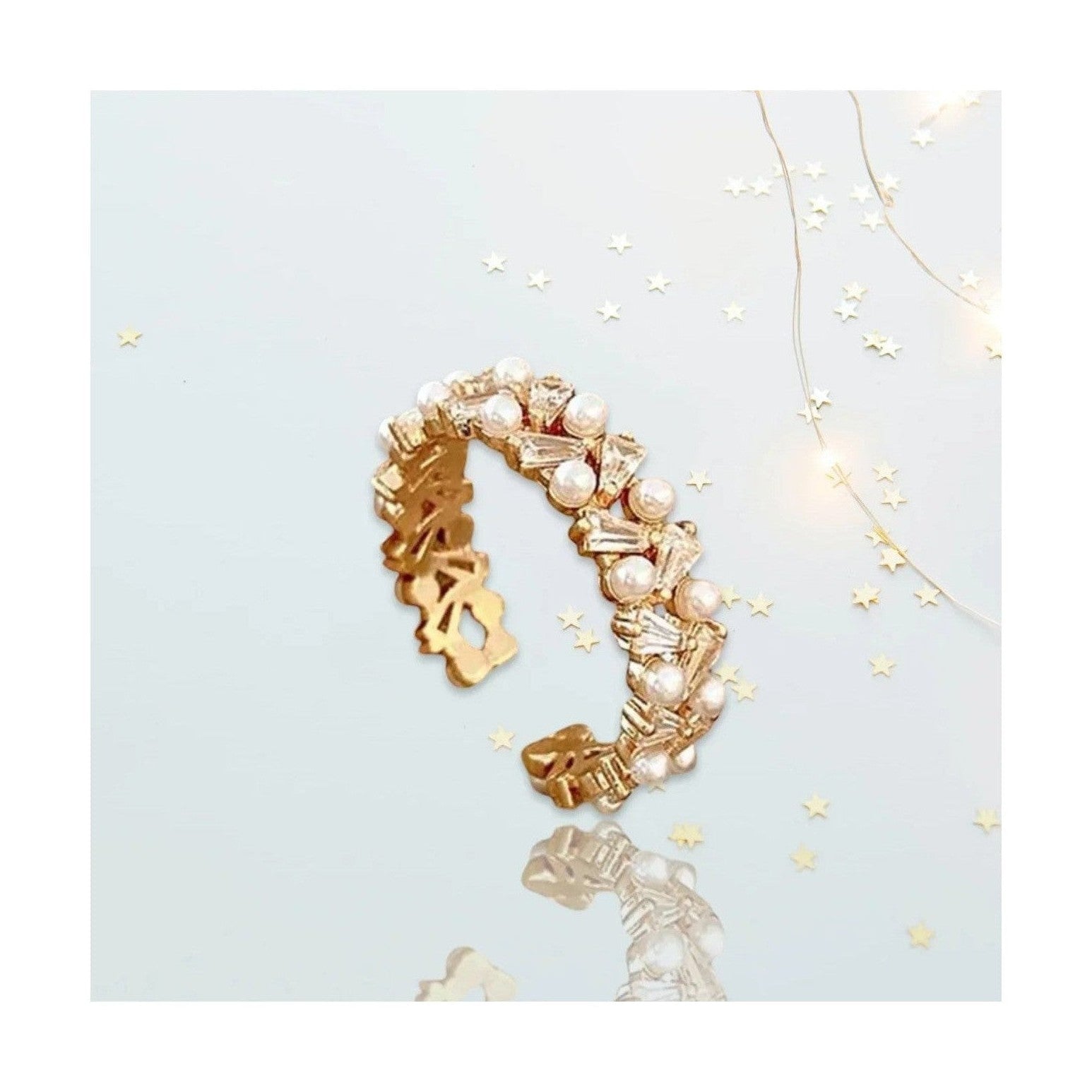Adjustable ring featuring white pearls and baguette stones in gold plating