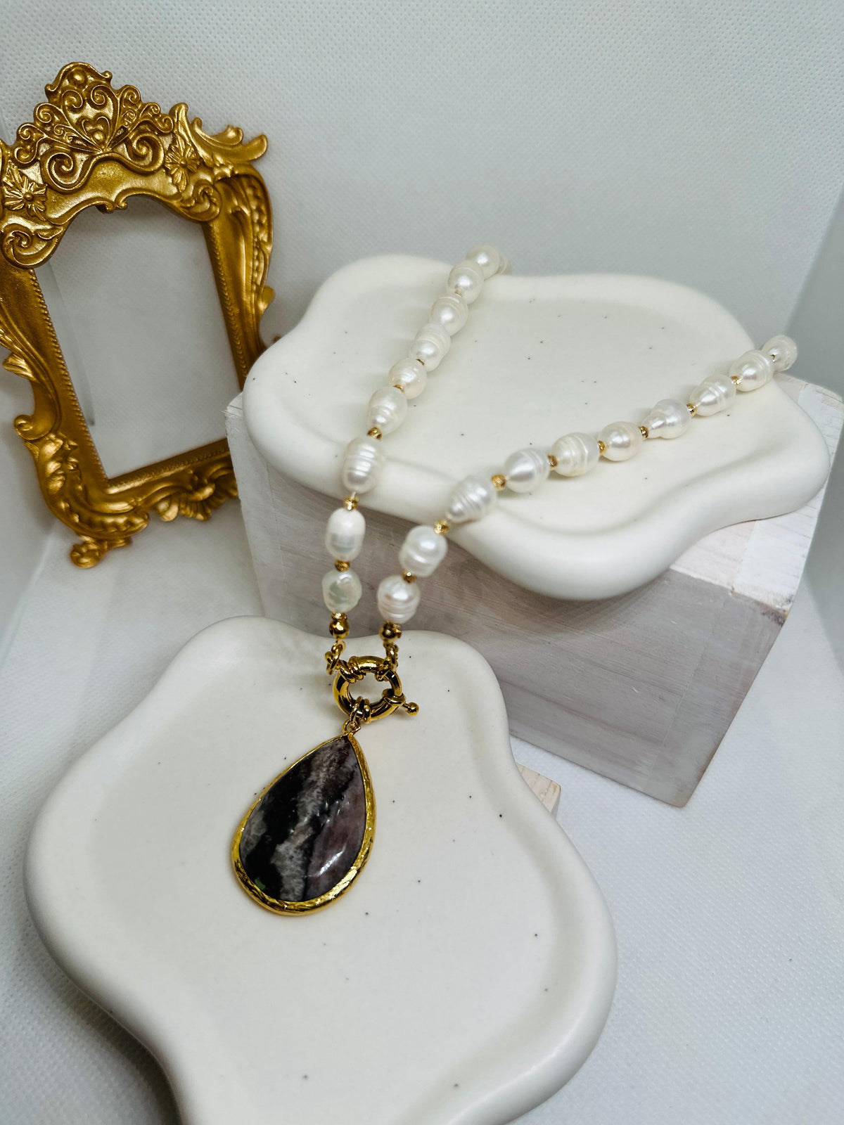 Roxana Fresh Water Pearl Necklace | Brown Agate - Penelope Made This 