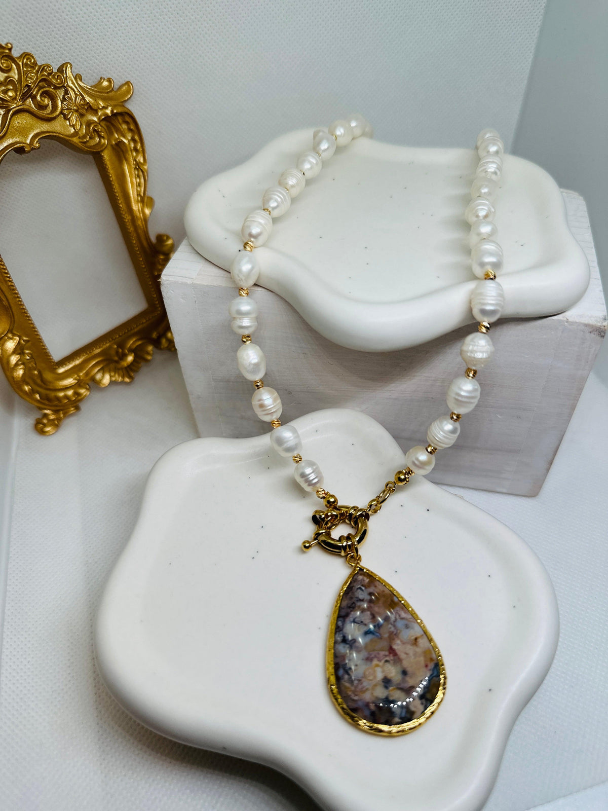 Roxana Fresh Water Pearls Necklace | Beige Agate - Penelope Made This 